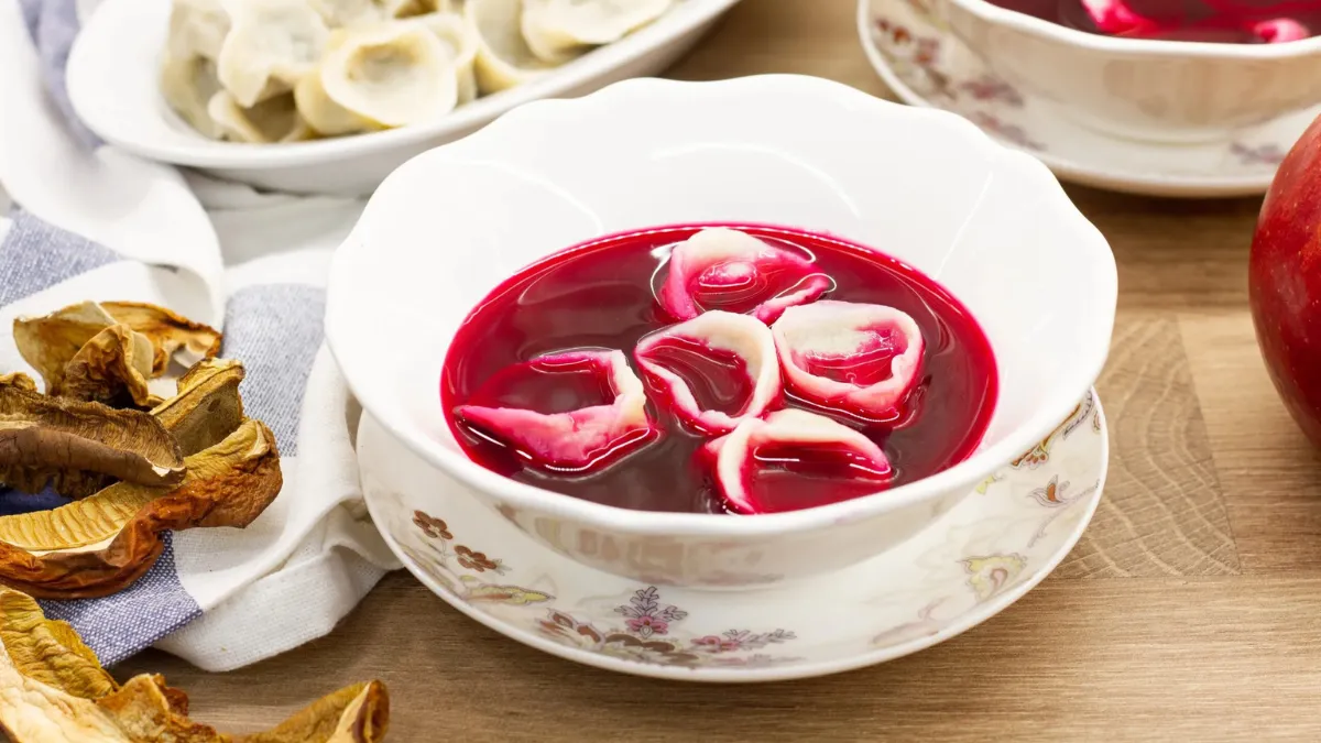 Галицький борщ з вушками — різдвяна юшка на буряковому квасі