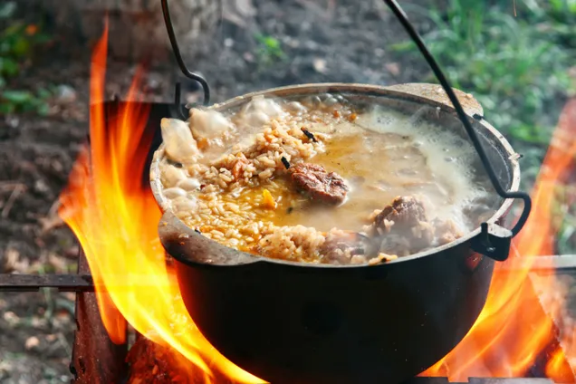 Козацький куліш — пшоняна каша з салом і цибулею, символ польової козацької кухні