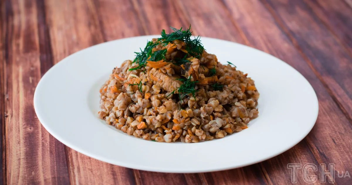 Гречка по-купецьки — гречана каша з м’ясом і овочами, «страва міщанського достатку»