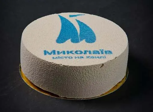 Торт «Миколаїв» — мусовий десерт з логотипом «Місто на хвилі»