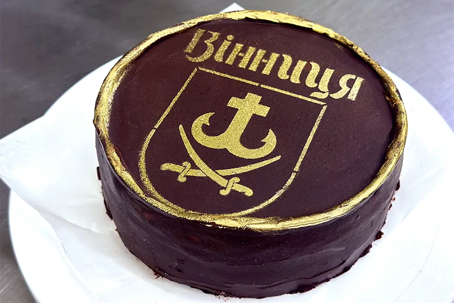 Торт «Вінниця» — рожевий шоколад і вишня, солодка новинка 2024 року